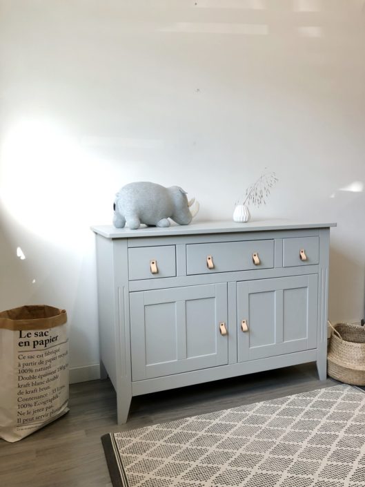 VERKOCHT! Ruime vintage commode XL in Mouse Grey met naturel handgrepen