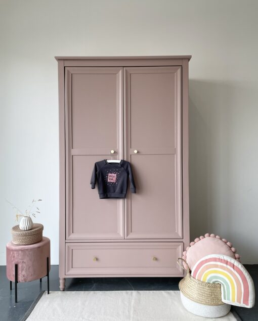 Demontabele vintage meidenkast in de kleur Old Pink en messing knoppen